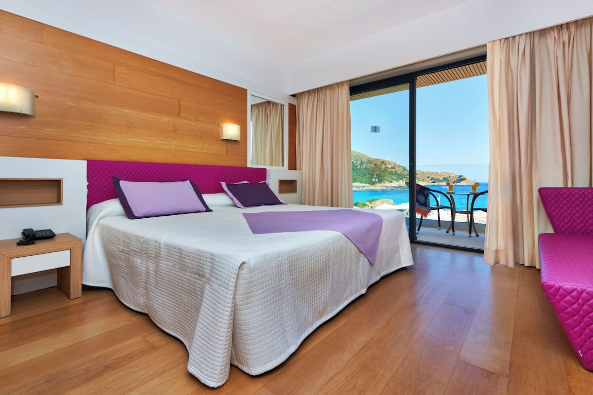 Minibar, escritorio, cortinas blackout y tabla de planchar con plancha