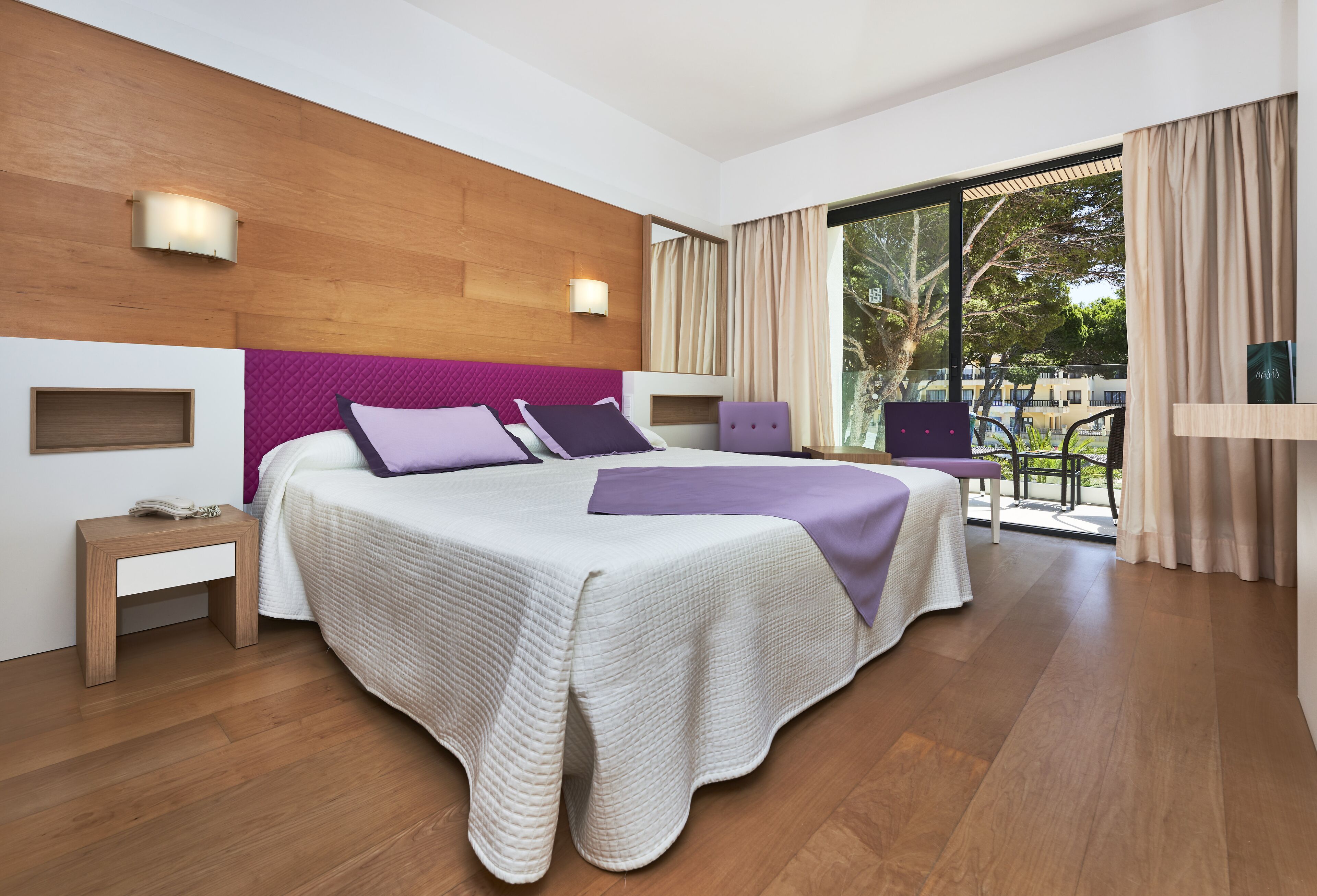 Minibar, escritorio, cortinas blackout y tabla de planchar con plancha 