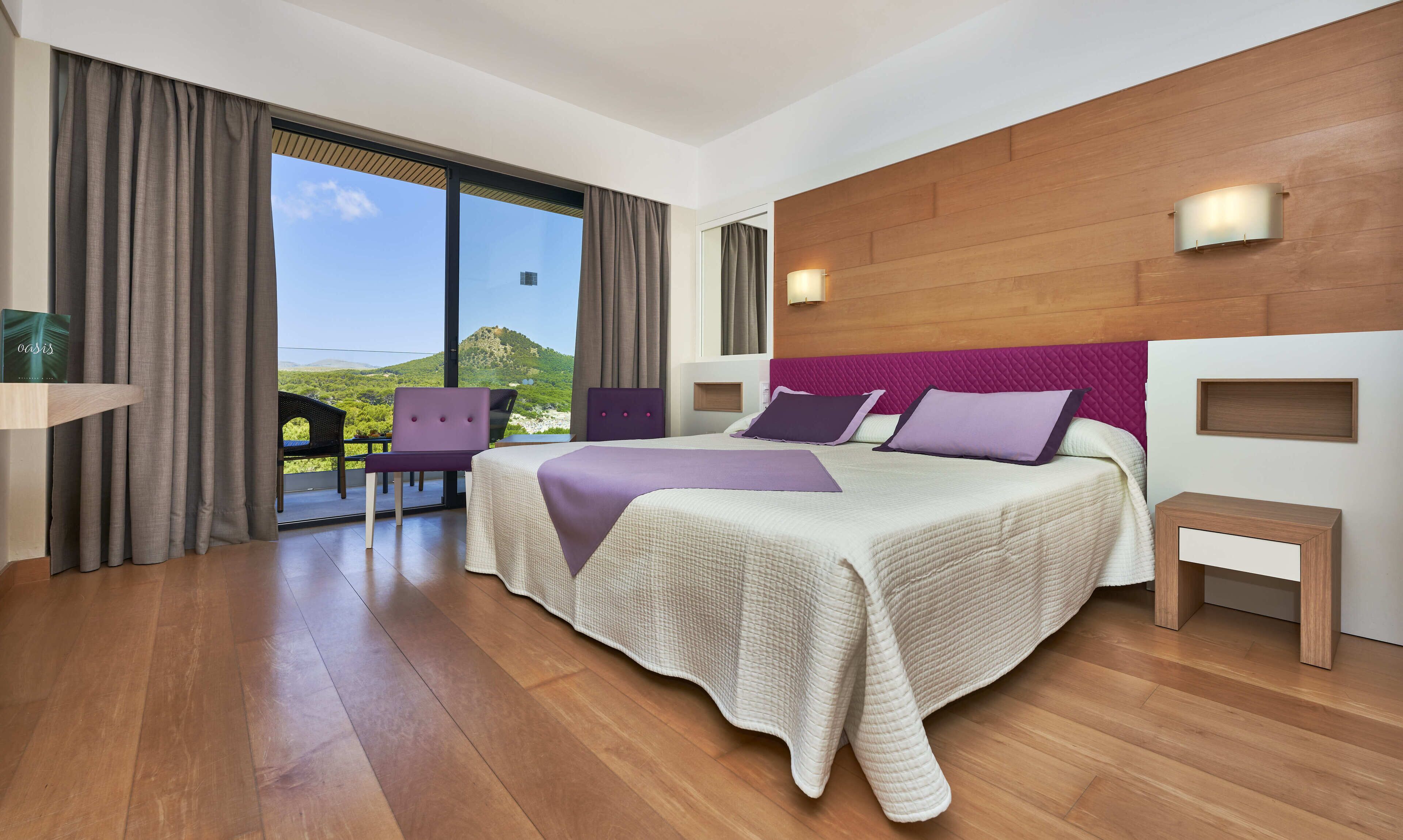 Minibar, escritorio, cortinas blackout y tabla de planchar con plancha 