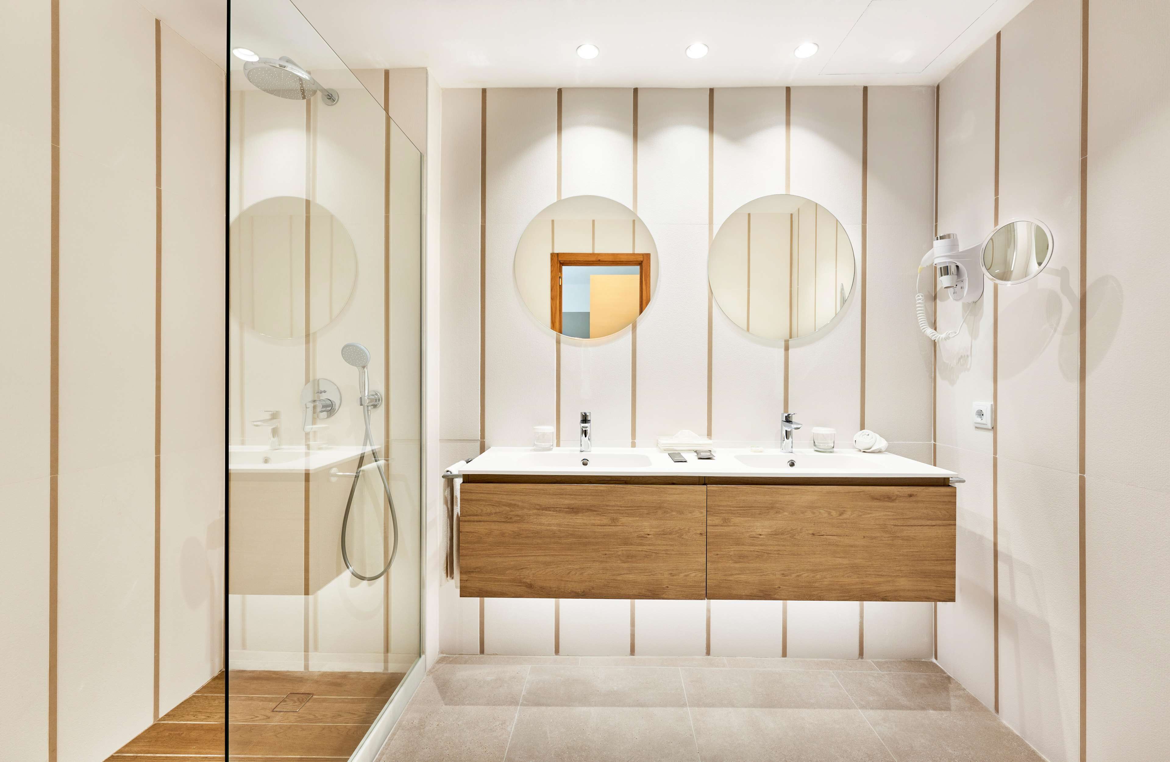 free toiletries, bidet, towels