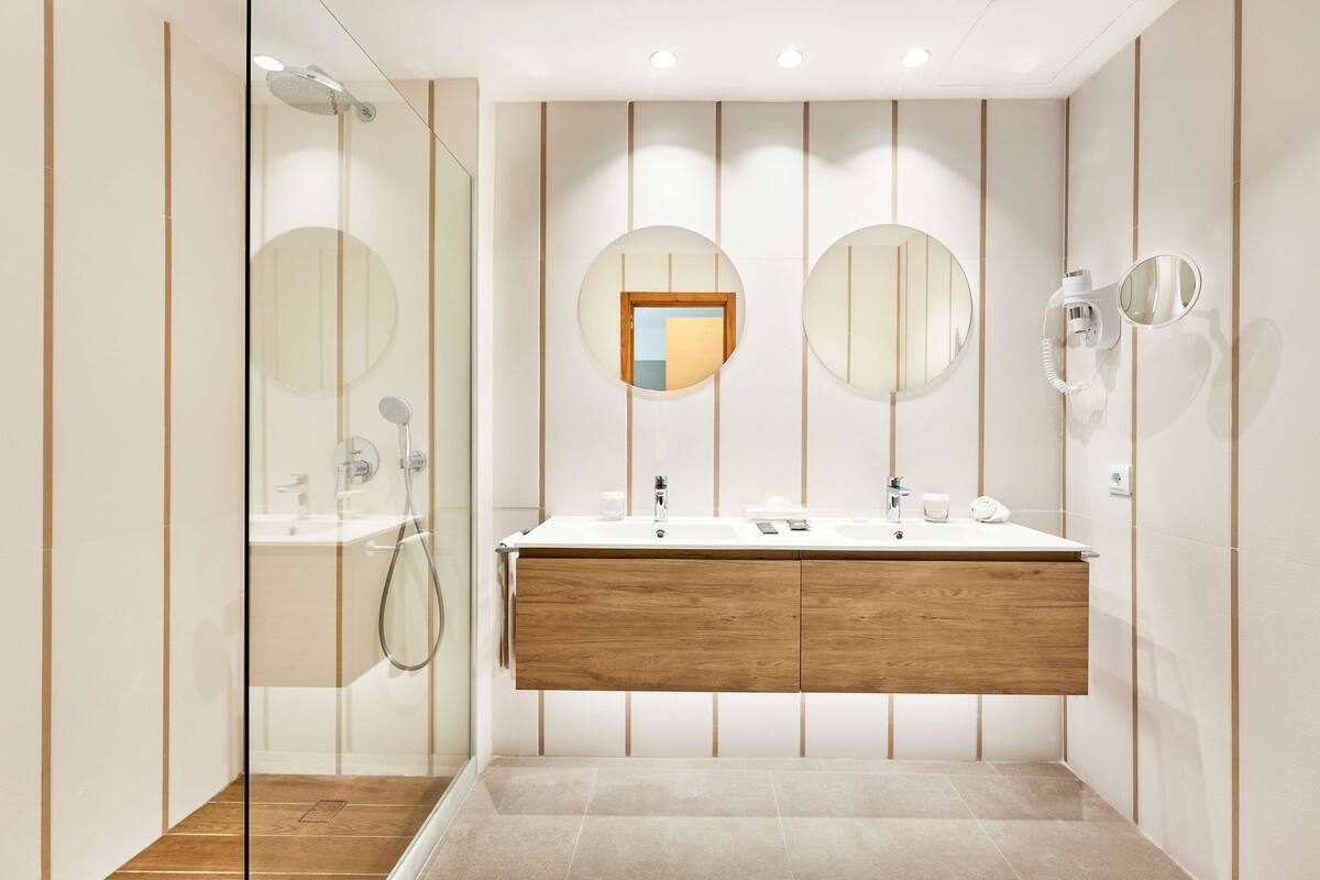 free toiletries, bidet, towels