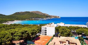 A coastal hotel with a tennis court, beach, and ocean views. - Hotel & Spa S'entrador Playa (Capdepera)