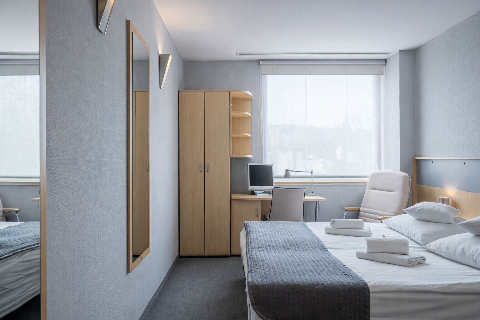 Schreibtisch, laptopgeeigneter Arbeitsplatz, Verdunkelungsvorhänge