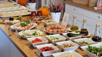 Una mesa de buffet con diversos alimentos y salsas.
