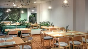 早餐，供應午餐和晚餐