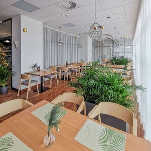 Breakfast, lunch and dinner served - System Hotel Poznan (Poznan)