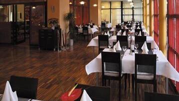 Breakfast, lunch and dinner served