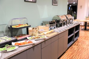 Serveert ontbijt, lunch en diner