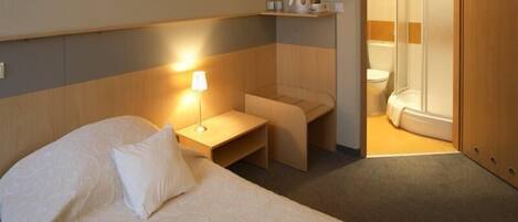 Chambre Standard | Bureau, rideaux dâobscurcissement, fer et planche Ă repasser