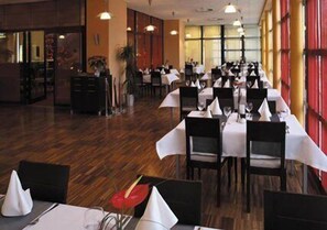 Serveert ontbijt, lunch en diner