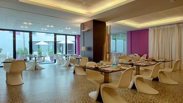 بوفيه فطور يوميًا بتكلفة قدرها (20 EUR للشخص)