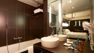 Separate bathtub and shower, rainfall showerhead, free toiletries
