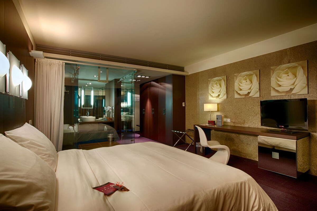 Minibar, in-room safe, soundproofing, cribs (surcharge)