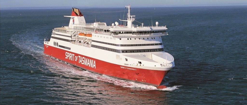 Un gran vaixell de creuer anomenat "Spirit of Tasmania", amb diverses cobertes i un esquema de color vermell i blanc destacat.