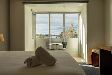 Studio Apartment. Cosmopolitan Hotel and Apartments