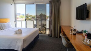 Deluxe King Room with Balcony | Free WiFi, bed sheets - Cosmopolitan Hotel and Apartments (St Kilda)