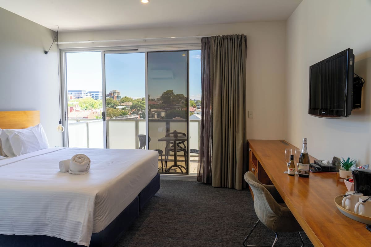 Quarto luxo, 1 cama King, sacada | Wi-Fi de cortesia, roupa de cama