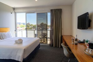 Deluxe King Room with Balcony | Free WiFi, bed sheets - Cosmopolitan Hotel and Apartments (St Kilda)
