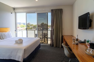 Quarto luxo, 1 cama King, sacada | Wi-Fi de cortesia, roupa de cama
