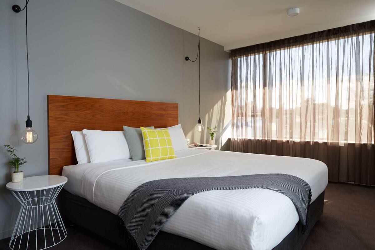 Quarto luxo, 1 cama King | Wi-Fi de cortesia, roupa de cama