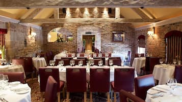 2 restaurantes: opção de almoço e jantar
