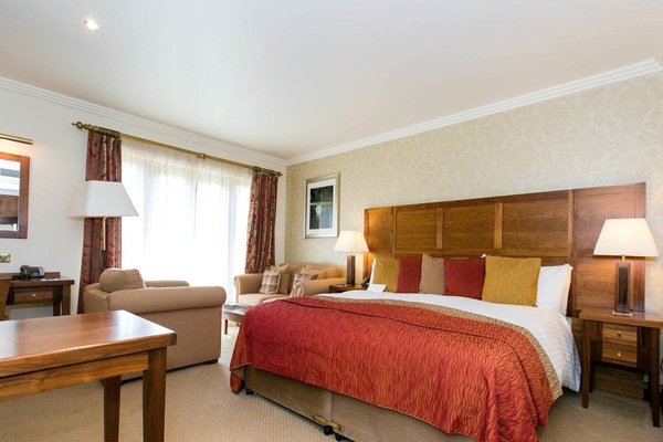 Superior-rum - utsikt mot golfbanan | Värdeförvaringsskåp på rummet, individuell inredning och skrivbord