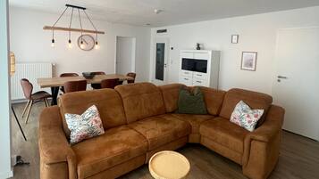 Exclusive-Apartment | Wohnbereich | 40-Zoll-Fernseher mit Satellitenempfang, Netflix, aktuelle Filme