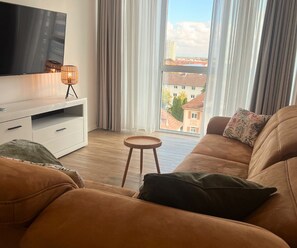 Exklusiv lägenhet | Vardagsrum | 40-tums tv med satellitkanaler, Netflix och nya filmer