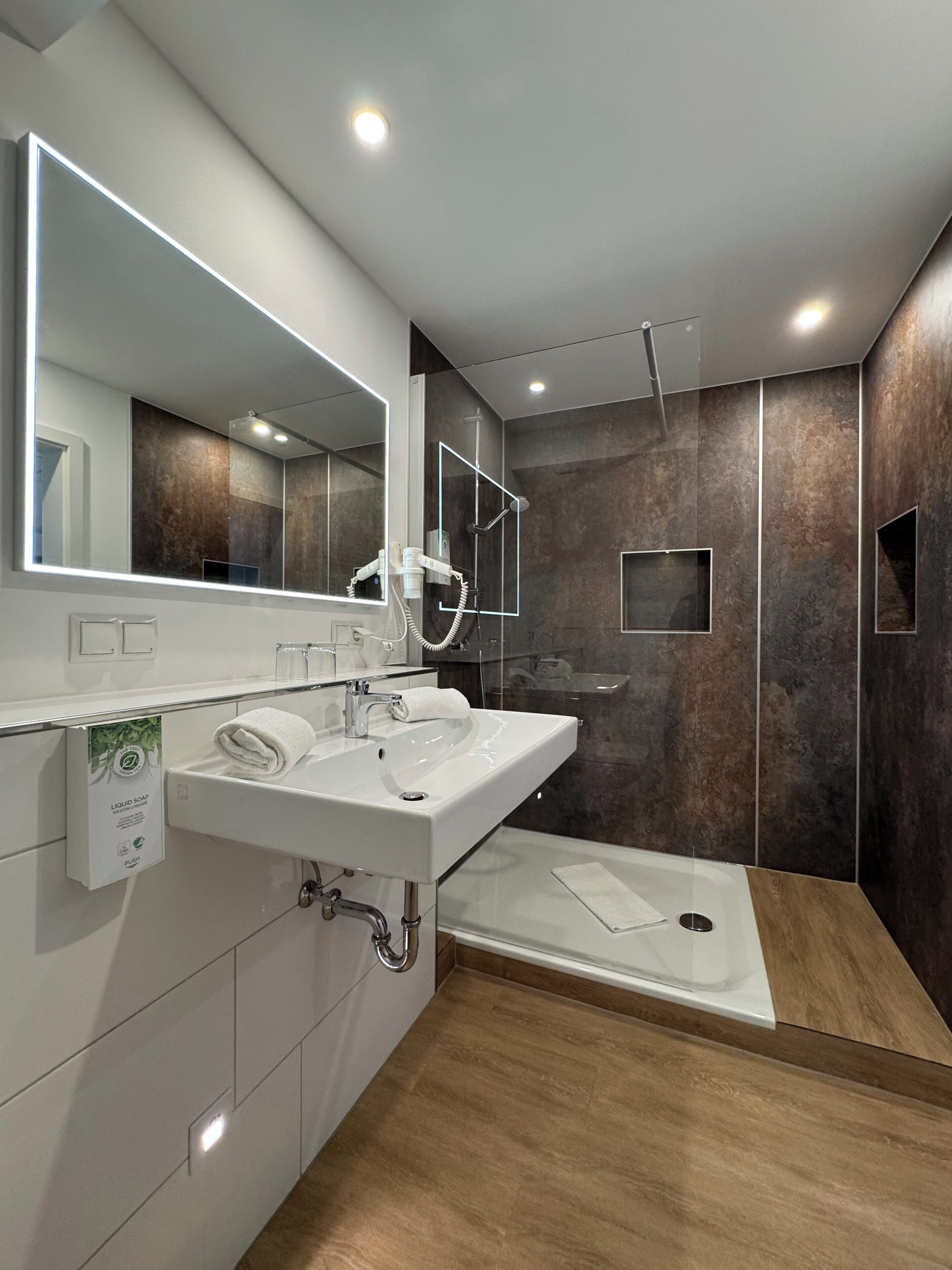 Superior-Studiosuite | Hochwertige Bettwaren, Select-Comfort-Betten, individuell dekoriert