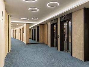 Minibar, värdeförvaringsskåp på rummet och skrivbord