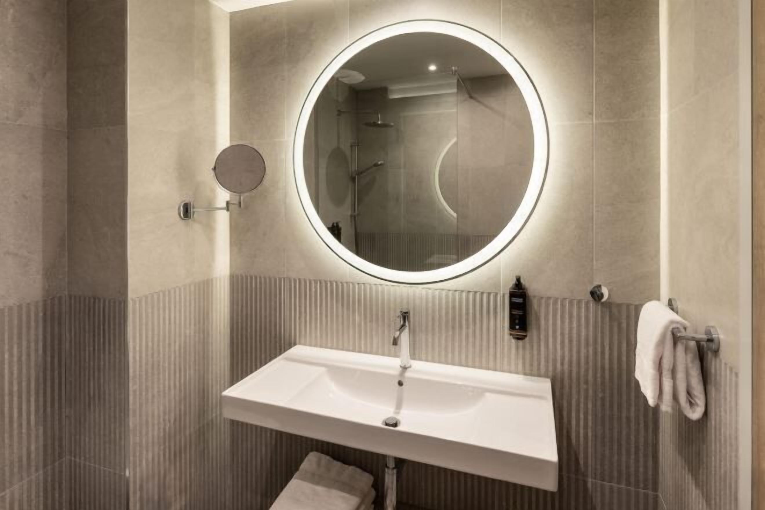 Shower, hydromassage showerhead, free toiletries, hair dryer