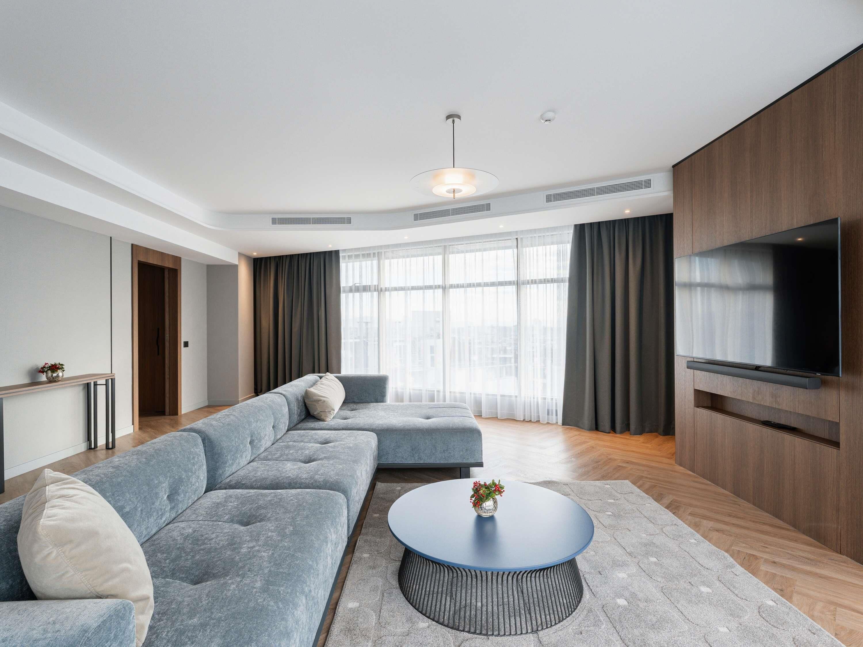 Suíte superior, 1 cama King | Frigobar, cofres nos quartos, escrivaninha