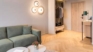 Minibar, coffres-forts dans les chambres, bureau