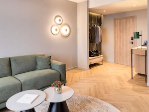 Juniorsvit - 1 kingsize-säng med bäddsoffa | Minibar, värdeförvaringsskåp på rummet och skrivbord