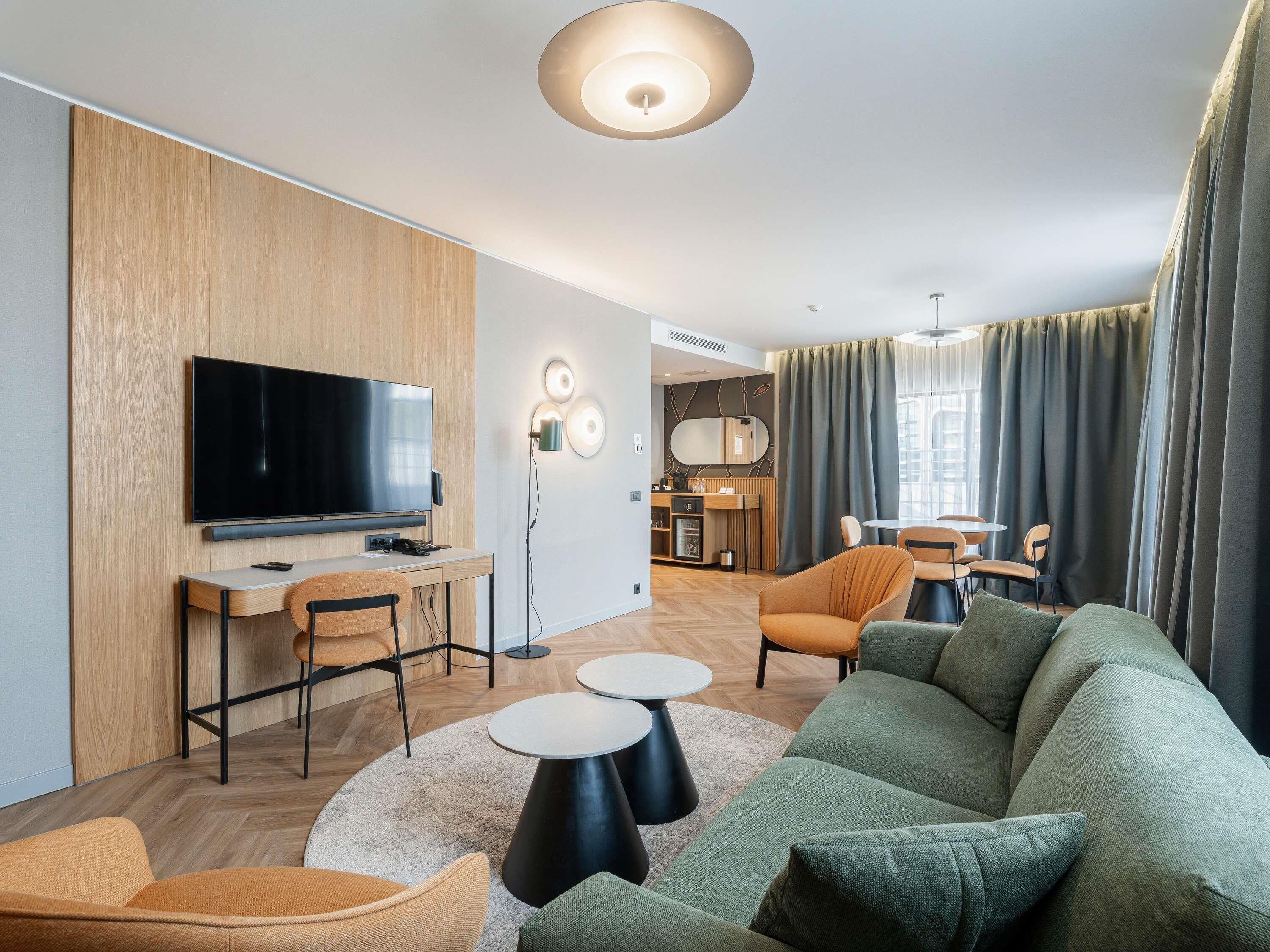 Suite ejecutiva, 1 cama King size y sofá cama | Ropa de cama de alta calidad y minibar 