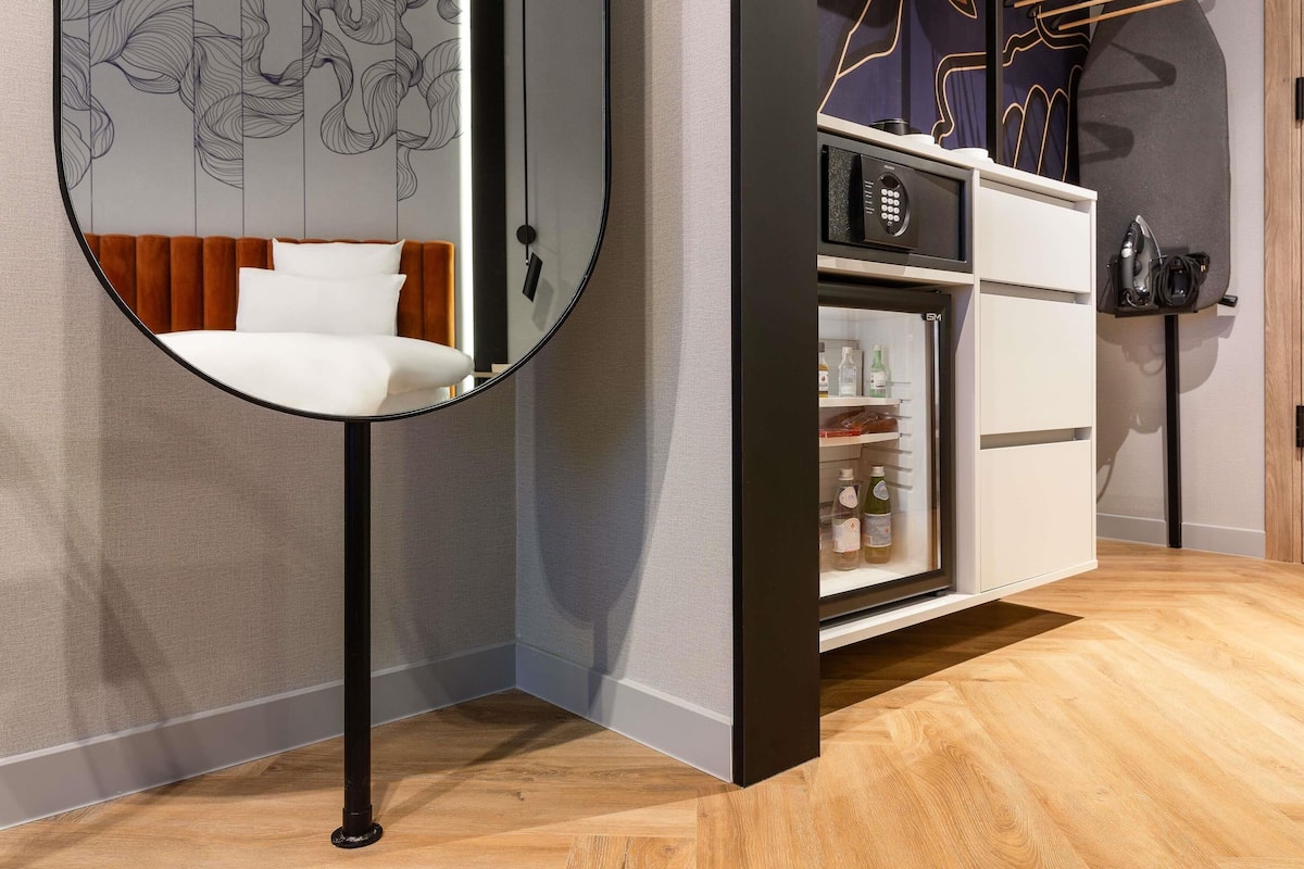 Minibar, caja de seguridad en la habitación y escritorio