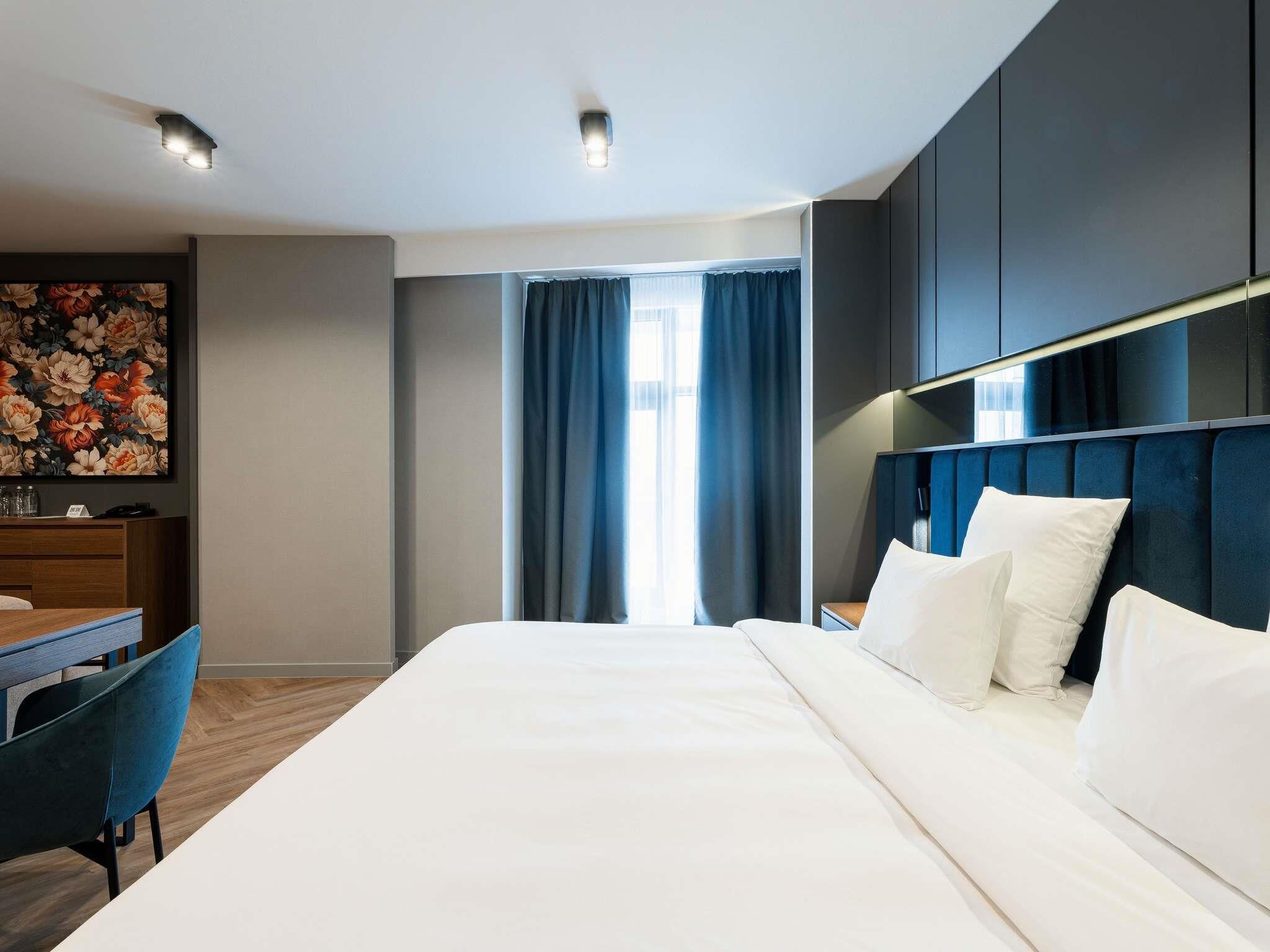 Suite ejecutiva, 1 cama King size y sofá cama | Ropa de cama de alta calidad y minibar 