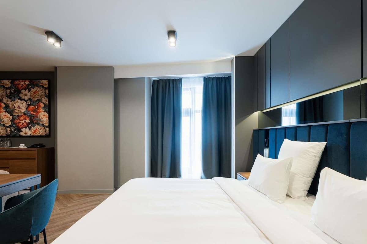 Suite ejecutiva, 1 cama King size y sofá cama | Ropa de cama de alta calidad y minibar