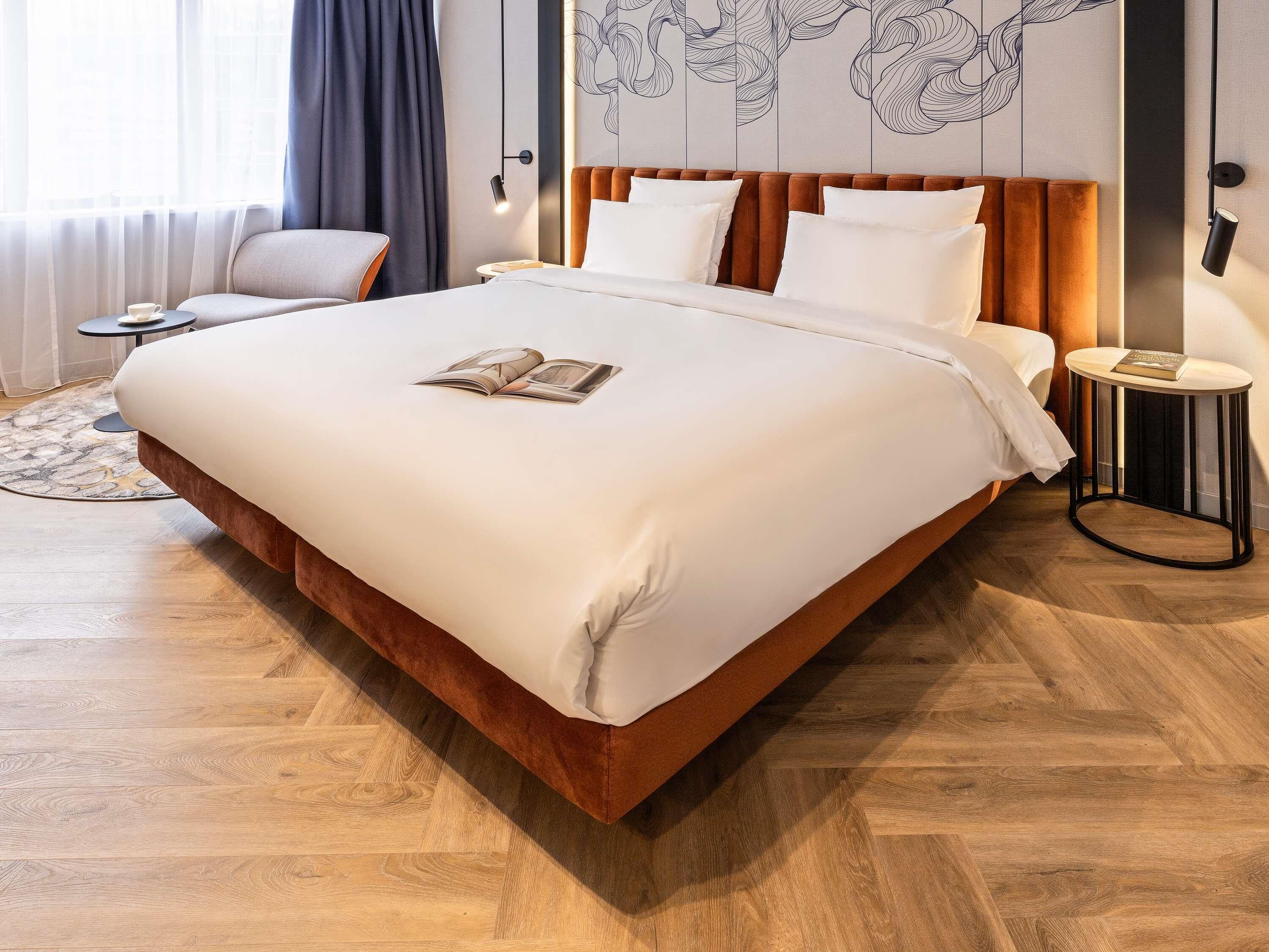 Minibaari, tallelokero huoneessa, työpöytä