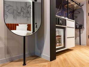 Minibar, Zimmersafe, Schreibtisch, laptopgeeigneter Arbeitsplatz