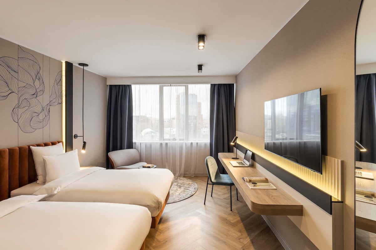 Classic Room, 2 Twin Beds | Minibar, in-room safe, desk, laptop workspace