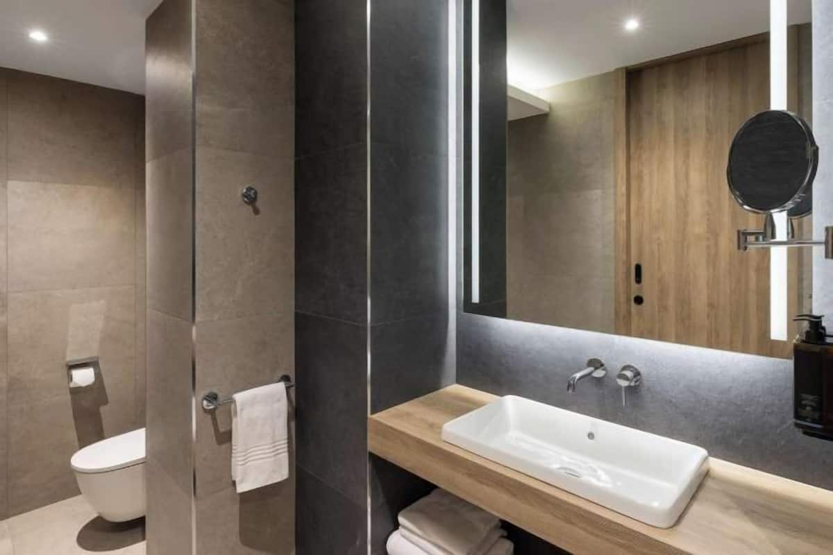 Bathroom | Shower, hydromassage showerhead, free toiletries, hair dryer