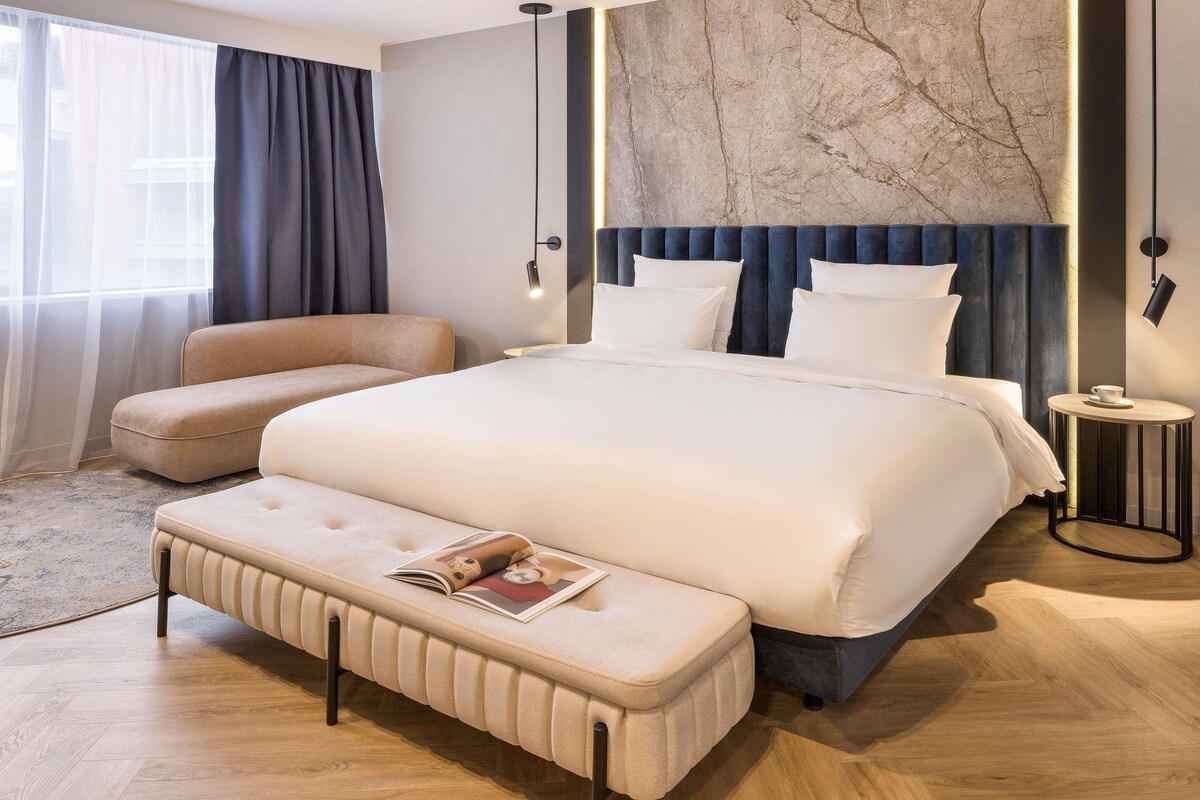 Privilege, Room, 1 King Bed | Premium bedding, minibar, in-room safe, desk