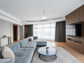 高级套房, 1 张特大床 | 迷你吧、客房内保险箱、办公桌、笔记本电脑工作区