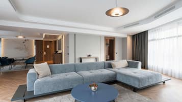 Superior-Suite, 1 King-Bett | Minibar, Zimmersafe, Schreibtisch, laptopgeeigneter Arbeitsplatz