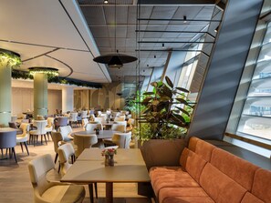2 restaurants, spécialités Cuisine internationale