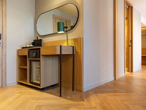 Junior-Suite, 1 King-Bett und Schlafsofa | Minibar, Zimmersafe, Schreibtisch, laptopgeeigneter Arbeitsplatz