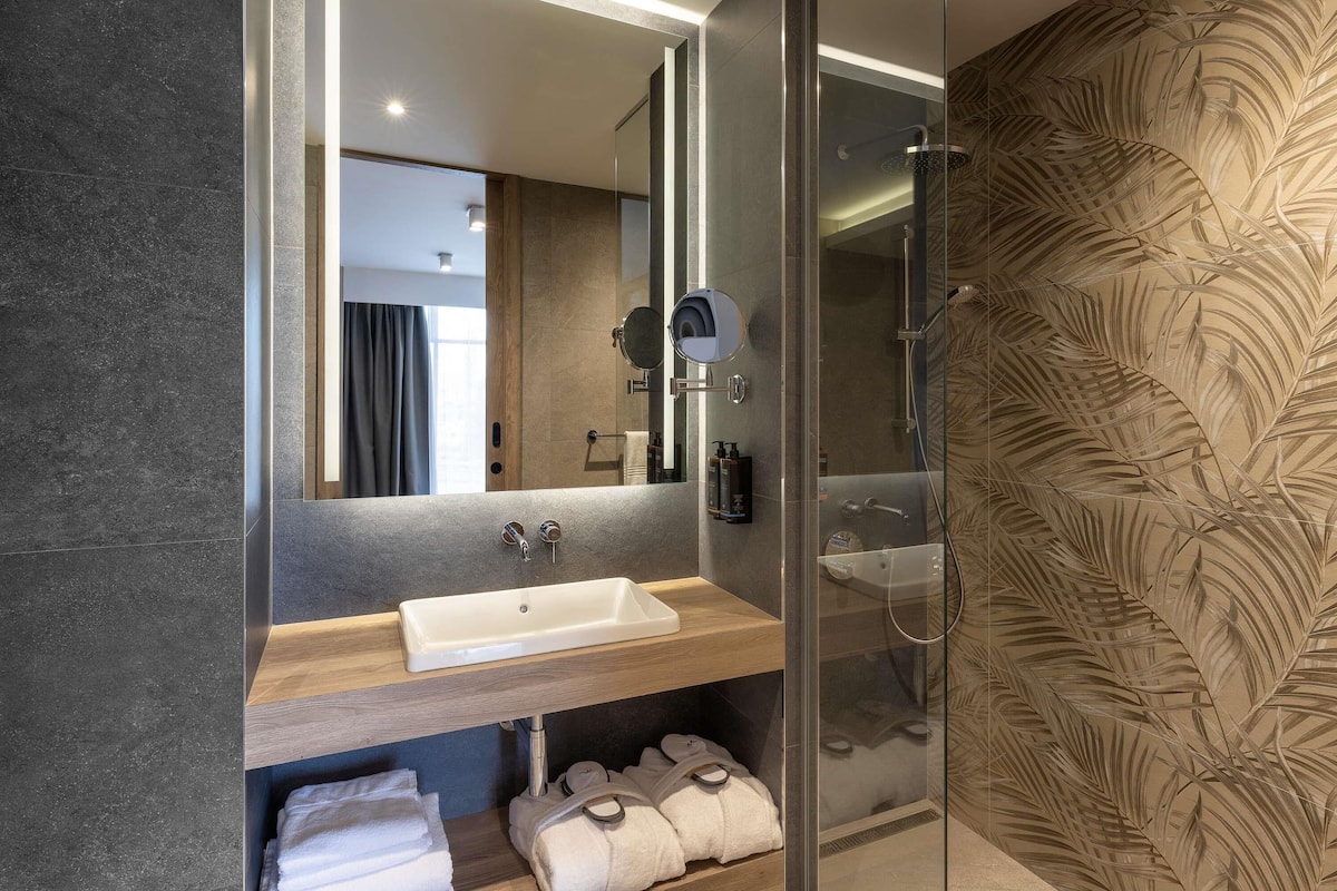 Suite junior, 1 cama King size y sofá cama | Minibar, caja de seguridad en la habitación y escritorio
