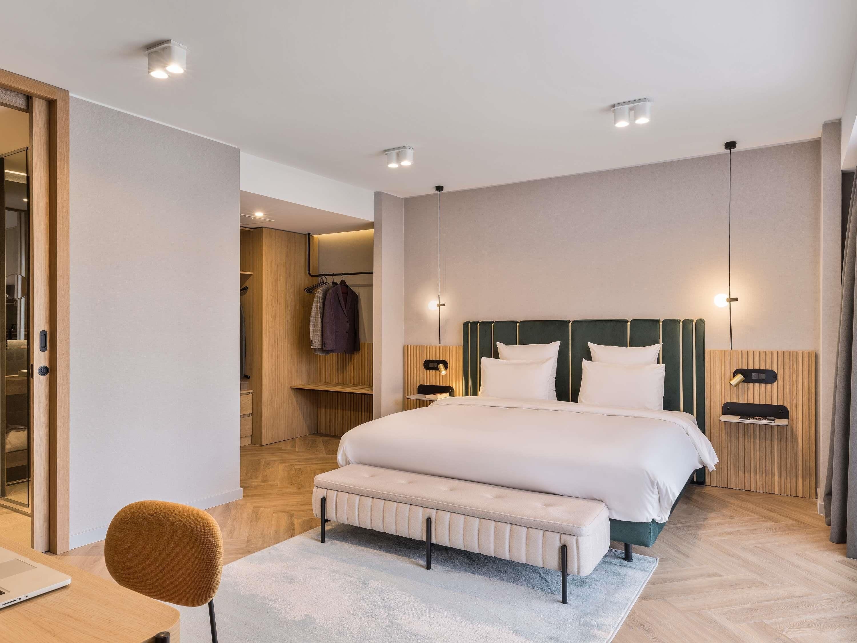 Junior-sviitti, 1 suuri parisänky ja vuodesohva | Minibaari, tallelokero huoneessa, työpöytä