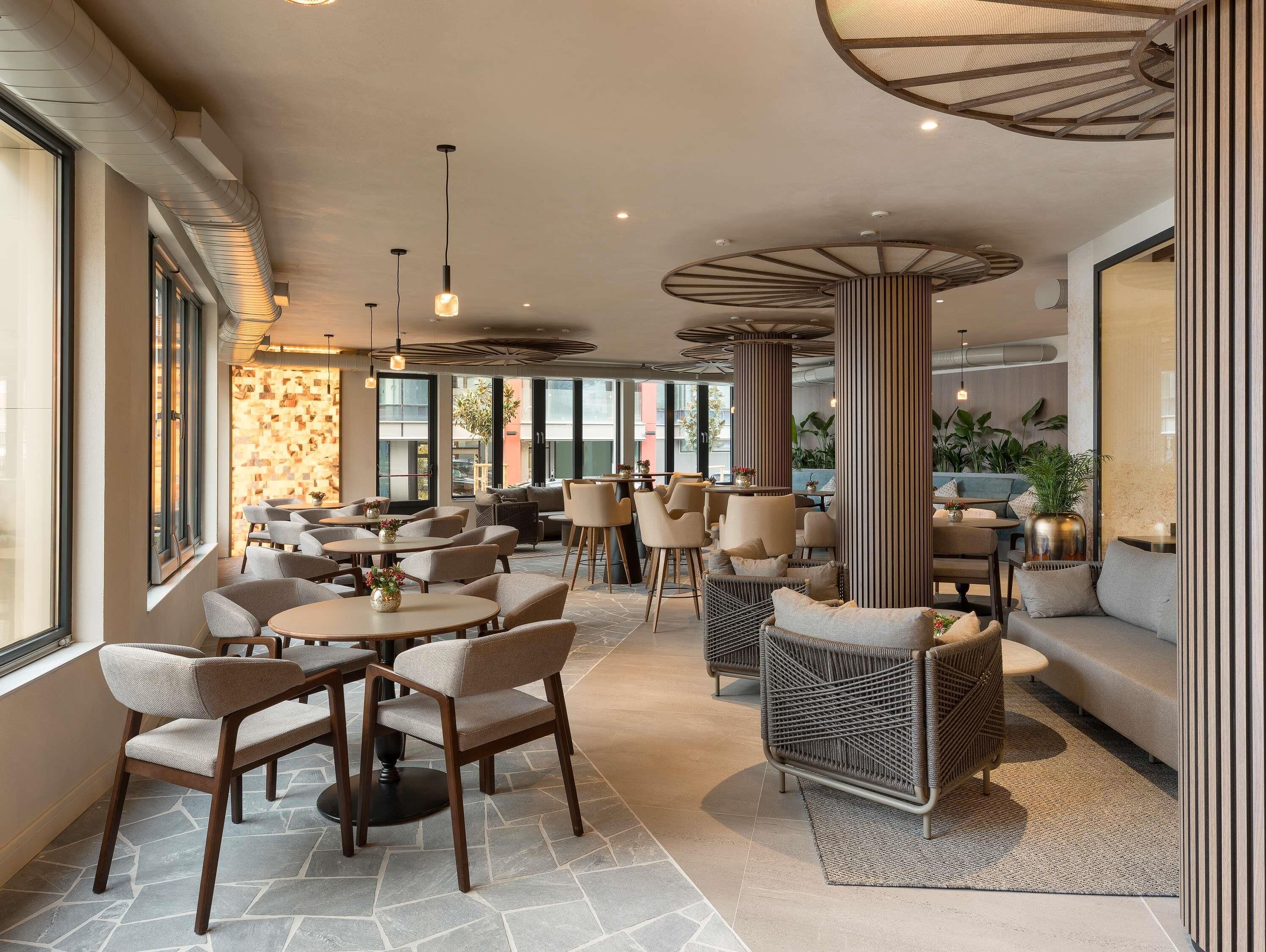 2 间餐厅，供应早餐、午餐和晚餐，国际美食